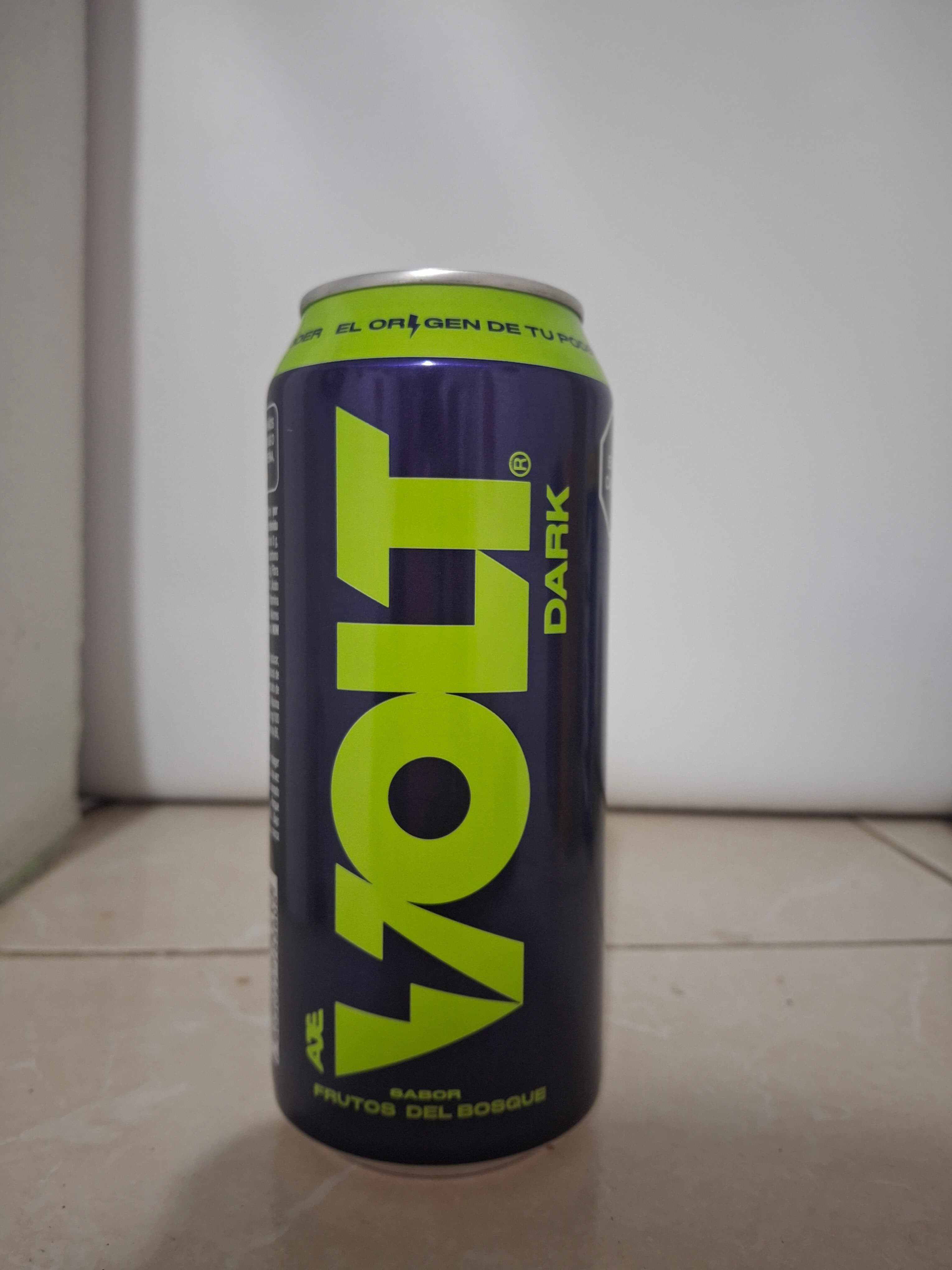 Bebida energética Volt Dark sabor frutos del bosque 473 ml